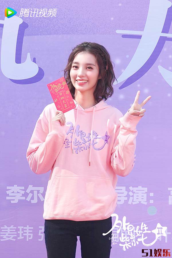 《外星女生柴小七2》近日开机 外星天团全员回归 续写“异星爱恋”(图5)