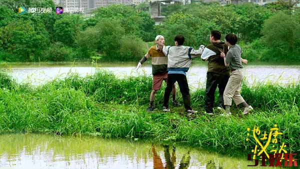 鱼丁糸乐团全员客串 青春微短剧《池塘怪谈》今日正式上线(图2) 鱼丁糸乐团全员客串 青春微短剧《池塘怪谈》今日正式上线(图2)