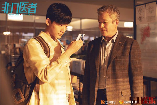 陆川首导剧集《非凡医者》杀青 真实质感叙述天才医生破茧成长(图4) 陆川首导剧集《非凡医者》杀青 真实质感叙述天才医生破茧成长(图4)